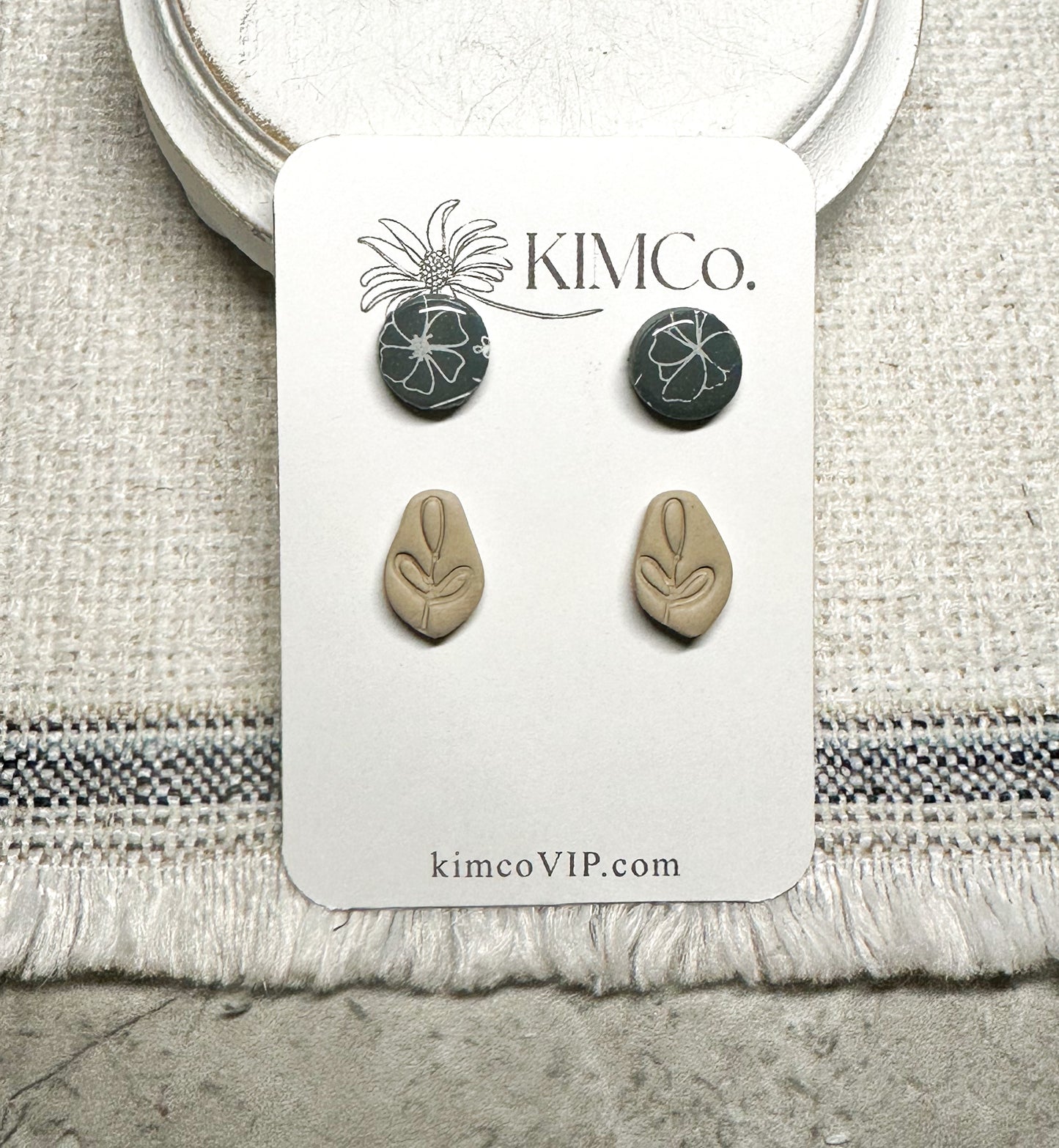 Set of 2 Stud Earrings